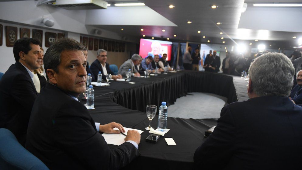 Massa junto a gobernadores.