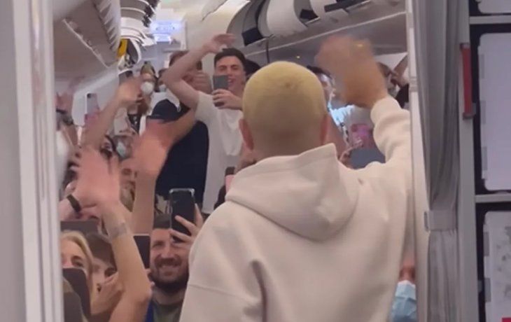 la ovacion que papu gomez recibio en el avion al grito de ¡beckham!, ¡beckham!