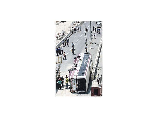 Así quedó la escena del ataque de ayer en Jerusalén, reivindicadopor un ignoto grupo terrorista palestino. Ehud Olmertpuso a las fuerzas de seguridad israelíes en estado dealerta.