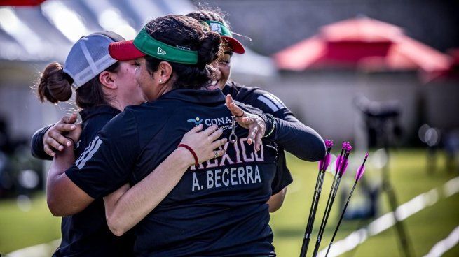 El abrazo triunfal de las mexicanas Andrea Becerra, Mariana Bernal y Adriana Castillo tras coronarse campeonas del mundo por equipos compueto en Gwangju, Corea del Sur.