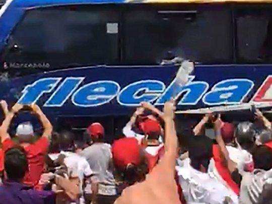 El momento en el que es apedreado el micro de Boca en los alrededores del Monumental.