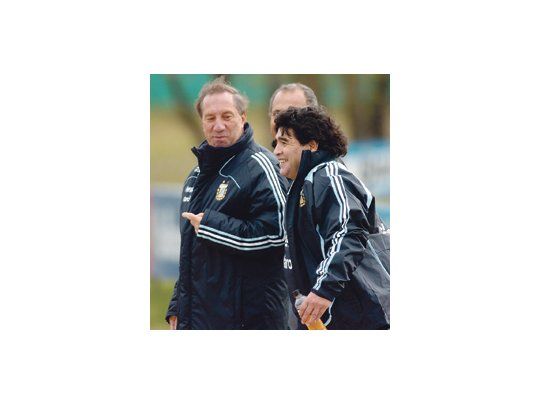 Uno de los pocos momentos de calma en la relación entre Maradona y Bilardo; después pasa de los abrazos efusivos a la crítica más virulenta.