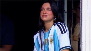 La presencia estelar de Dua Lipa en el Superclásico y la foto que se sacó con Riquelme La presencia estelar de Dua Lipa en el Superclásico y la foto que se sacó con Riquelme