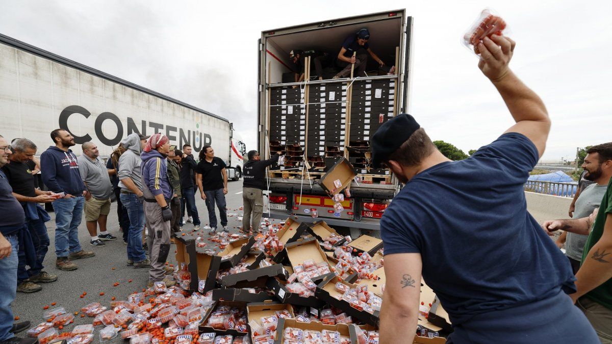 Workers blocked the border with Spain demanding better wages