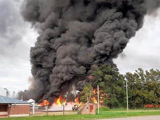 Cinco dotaciones de bomberos trabajan en el predio para apagar las llamas y la columna de humo negro que se llega a apreciar desde varios kilómetros de distancia.