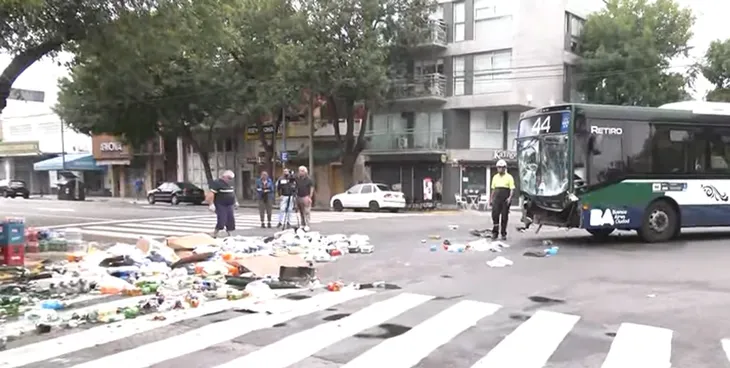 Tras un llamado al 911, efectivos de la Comisaría Vecinal 4 B acudieron rápidamente y desviaron el tránsito, ya que la mercadería del camión había quedado dispersa en plena esquina. Tras un llamado al 911, efectivos de la Comisaría Vecinal 4 B acudieron rápidamente y desviaron el tránsito, ya que la mercadería del camión había quedado dispersa en plena esquina.