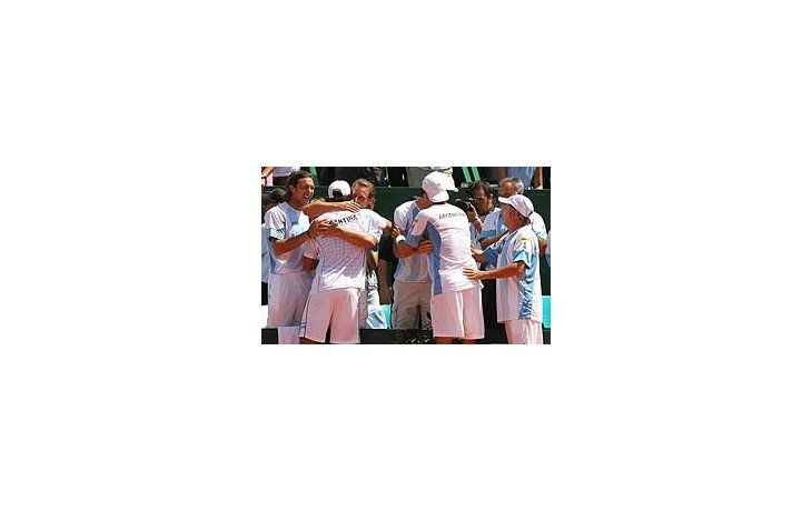 Festejo argentino. El equipo de Copa Davis se abraza y celebra la clasificación a cuartos. Kazajistán será el rival.