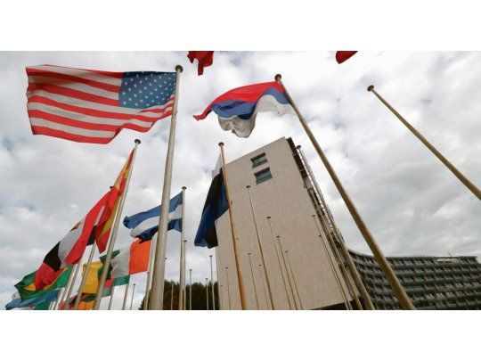 DOS MENOS. En poco tiempo, las banderas de Estados Unidos e Israel dejarán de flamear en la sede de la Unesco en París.