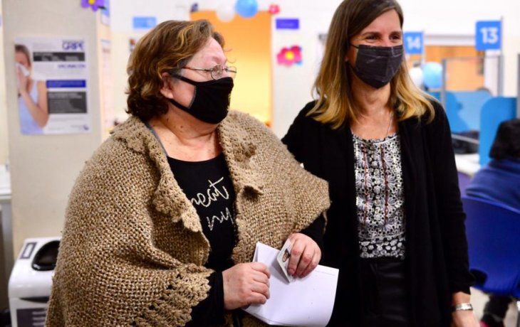 La directora ejecutiva del Anses, Fernanda Raverta, recibió en La Tablada a las primeras madres citadas para jubilarse.
