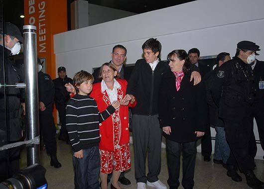 Hilda Molina en su llegada al aeropuerto de Ezeiza.
