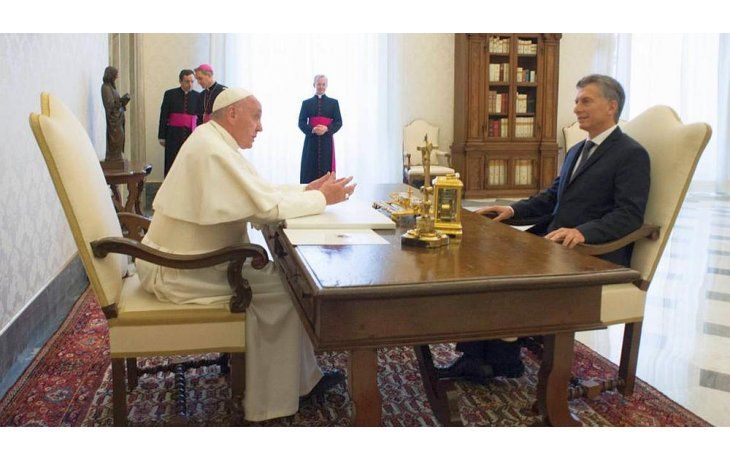En el segundo encuentro entre ambos en el año, y el cuarto desde que Francisco es Papa, tuvieron una larga charla sobre lo que pasa en la Argentina y lo que está pasando en el mundo. Compartimos las preocupaciones, como dos personas que hablan por teléfono e intercambian visiones, apuntó Mauricio Macri antes de regresar al país.