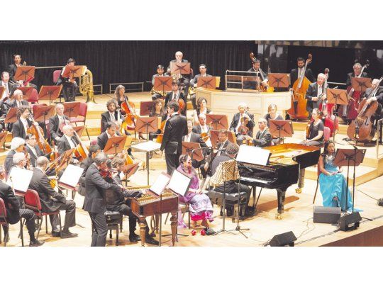 ABARCADOR. La Sinfónica con los solistas que interpretaron la algo reiterativa cantata “Las voces del silencio”.
