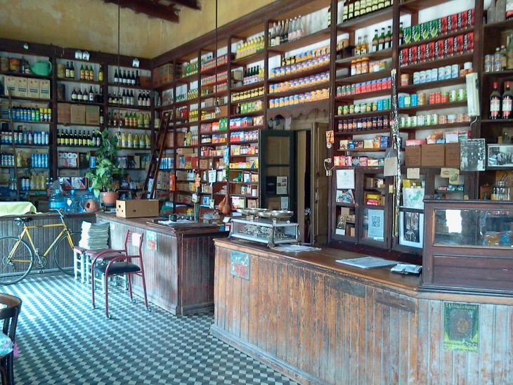 Los Principles bar and warehouse in Areco, run by its owner, Américo. Los Principles bar and warehouse in Areco, run by its owner, Américo.