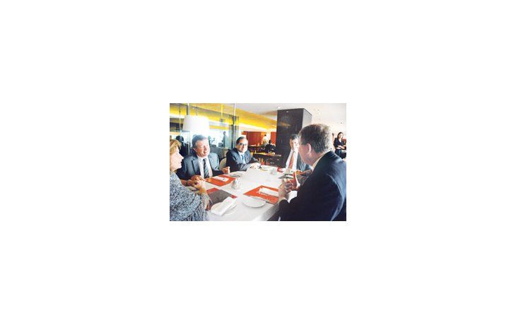 El ministro Norberto Yauhar, ayer durante la entrevista con el diputado estadounidense Frank Lucas.