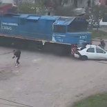 Un tren de carga chocó contra un auto con seis personas y dejó una mujer atrapada.