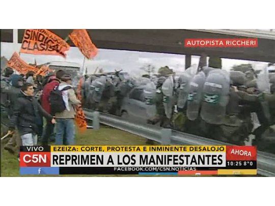El canal de noticias C5N mostró el violento desalojo de los trabajadores, que ocupaban la autopista Riccheri.