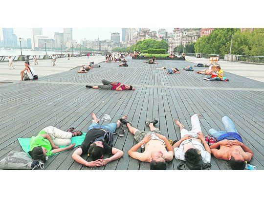 Vale todo. Para soportar las altas temperaturas, cientos de chinos durmieron en las calles de Shanghái. Otros fueron a locales donde venden colchones para aprovechar el aire acondicionado, lujo que no todos pueden darse.
