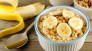 la receta con yogur, platano y nueces que suma proteina y energia a tus batidos de todos los dias la receta con yogur, platano y nueces que suma proteina y energia a tus batidos de todos los dias