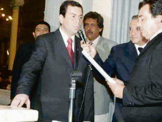 festejo. Zamora subió a su página de Facebook esta foto del 23 de marzo de 2005, cuando asumió la gobernación de Santiago del Estero e inició el ciclo del Frente Cívico al frente de la provincia.