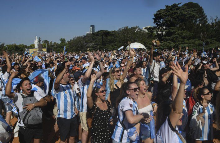 13-12-2022_una_multitud_copa_la_plaza (1).jpg