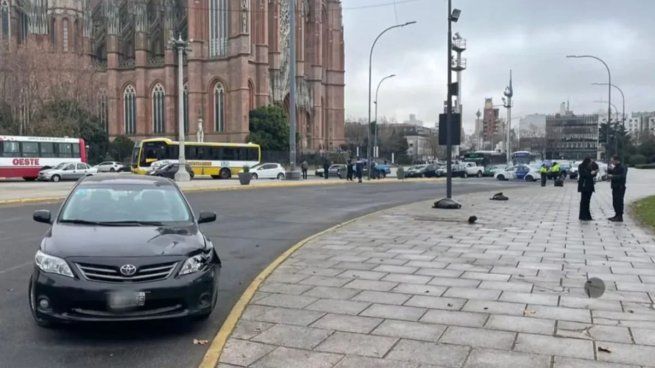 Dos empleadas municipales fueron atropelladas por un hombre que usaba el celular mientras manejaba