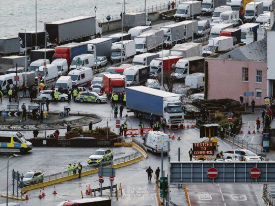 BLOQUEO. Camiones cargados con mercadería estaban varados en el Canal de la Mancha desde hacía por lo menos seis días.