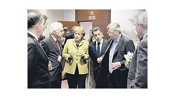 Angela Merkel, Nicolas Sarkozy y el primer ministro de Luxemburgo, Jean-Claude Juncker,ayer en un aparte de la Cumbre de la Unión Europea en Bruselas. El bloque optó por conciliarcon Cuba, aunque eso le provoque un choque con EE.UU.