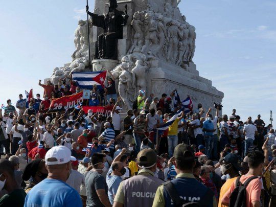 Los militantes del régimen cubano salieron a las calles en La Habana en defensa de la revolución.