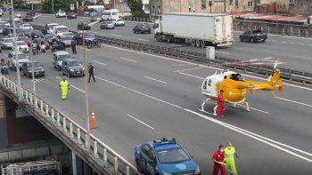 un herido y demoras al chocar una moto y un auto en la autopista 25 de mayo