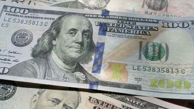 El dólar está muy cerca de su nivel máximo en el año, impulsado por factores locales y globales.