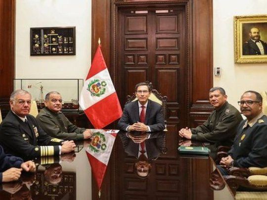 El gobierno peruano difundió una imagen del presidente rodeado por la cúpula militar.