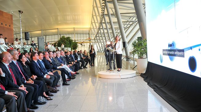 El presidente Luis Lacalle Pou participó de la presentación del nuevo sistema de aterrizaje.