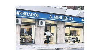 ámbito.com | El concesionariosupuestamenteimplicadoen la ventade autos de lujoque salpica apor lo menossiete embajadoresestá enLibertador ySalguero.