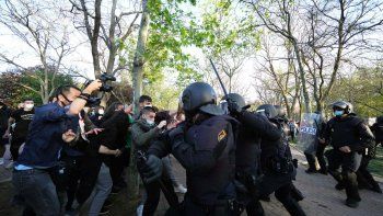 Unas 2.000 personas en el barrio de Vallecas, bastión de la izquierda, boicotearon un acto de la ultraderecha Vox.