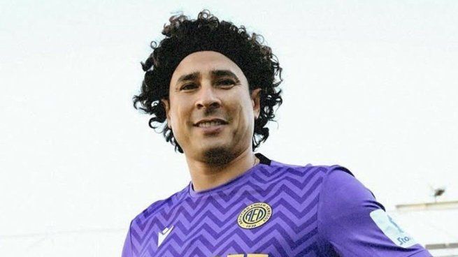 A pesar de ser uno de&nbsp; los prteros más goleados de la historia y de haber debutado recibiendo cinco goles en el AEL de Chipre, Guillermo Memo Ochoa sería llevado por el Vasco Aguirre al Mundial 2026.