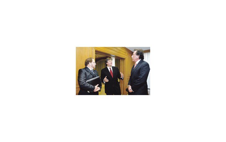 ámbito.com | El banquero y titular de Adeba, Jorge Brito, dialoga con el ministro Amado Boudou y el director del Indec, Norberto Itzcovich, sobre la incorporación de la entidad en el consejo asesor.