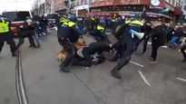 duros choques entre la policia y manifestantes anti restricciones en amsterdam