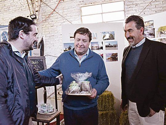 RESPALDO. El gobernador Alberto Weretilneck recorrió la Exposición de la Sociedad Rural Rio Colorado acompañado por el intendente de esa localidad, Gustavo San Román (derecha).