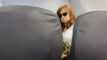 Viaje. Cristina de Kirchner en su vuelo&nbsp; Buenos Aires-Panamá para continuar luego a Cuba donde esta convalesciente su hija Florencia.&nbsp;