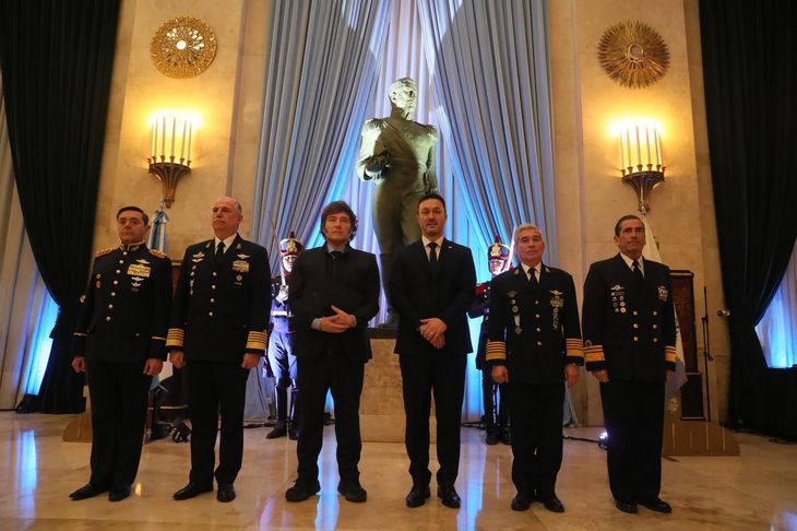 Javier Milei y Luis Petri, con los cuatro jefes militares. Javier Milei y Luis Petri, con los cuatro jefes militares.