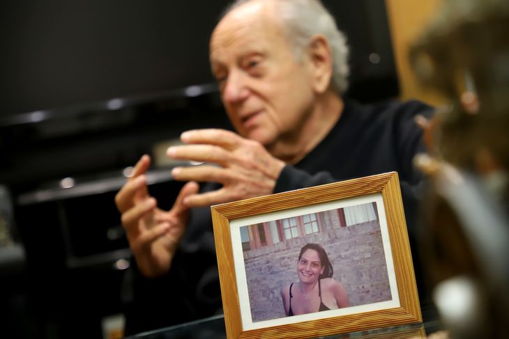 Luis Czyzewski con una fotografía de Paola, su hija fallecida. Luis Czyzewski con una fotografía de Paola, su hija fallecida.