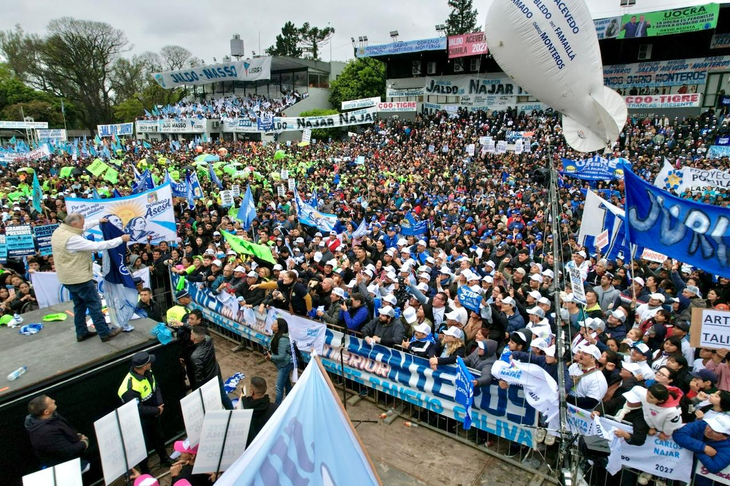 "Nadie de Buenos Aires, sea del partido que sea, me va a venir a decir lo que tengo que hacer con mi provincia. Tucumán está primero”, enfatizó. "Nadie de Buenos Aires, sea del partido que sea, me va a venir a decir lo que tengo que hacer con mi provincia. Tucumán está primero”, enfatizó.