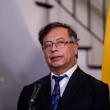 En un extenso mensaje publicado en X, Gustavo Petro apeló a su pasado en la lucha armada y llamó al pueblo colombiano a defender su gobierno frente a cualquier intento de intervención estadounidenses, luego de nuevas amenazas de Washington. En un extenso mensaje publicado en X, Gustavo Petro apeló a su pasado en la lucha armada y llamó al pueblo colombiano a defender su gobierno frente a cualquier intento de intervención estadounidenses, luego de nuevas amenazas de Washington.