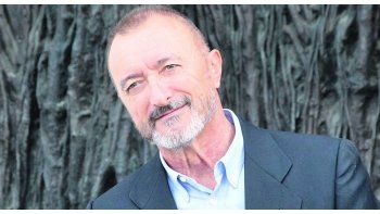 ámbito.com | Pérez Reverte. En la Feria del Libro presentó su última novela.