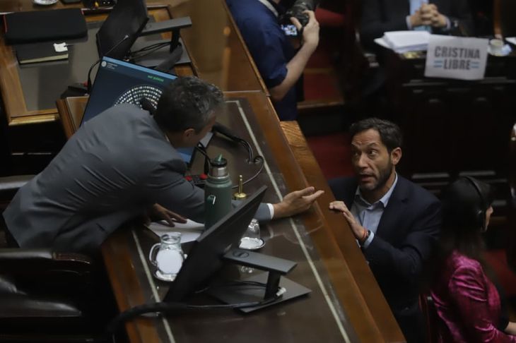 Martín Menem (La Libertad Avanza) discute con Maximiliano Ferraro (Coalición Cívica) durante la sesión. Martín Menem (La Libertad Avanza) discute con Maximiliano Ferraro (Coalición Cívica) durante la sesión.