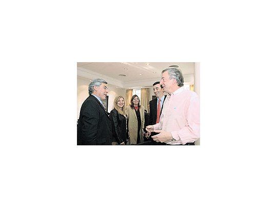 Néstor Kirchner dialoga ayer, en Olivos, con Gilberto Alegre, en la previa de una reunión con intendentes y legisladores bonaerenses. Lo escoltó Florencio Randazzo.