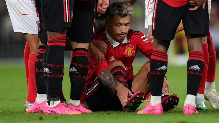 Lisandro Martínez tendrá que operarse por una lesión en el pie