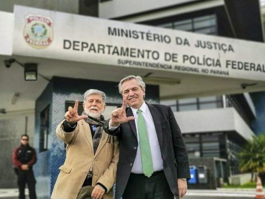 Alberto Fern&aacute;ndez cuando fue a visitar a Lula en momentos en que el expresidente de Brasil estaba preso.