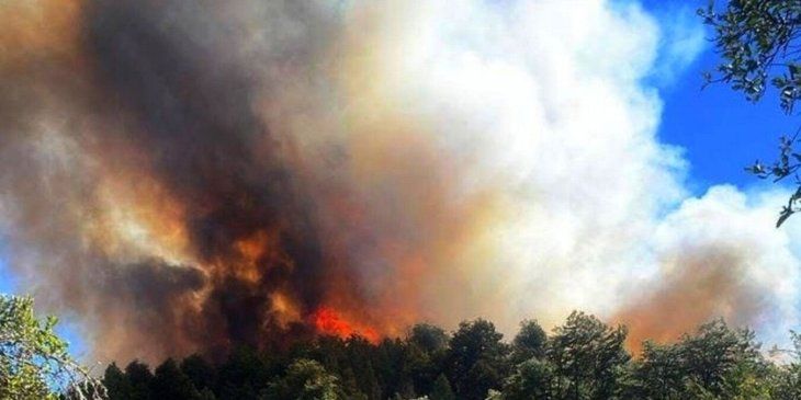 Las llamas avanzan sin control en la zona de La Barda del Ñireco en la zona del barrio Lera de Bariloche por el viento y la vegetación seca, lo que genera preocupación por la llegada del fuego a las casas.