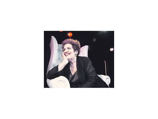 Marikena Monti articula, sobre las canciones de María Elena Walsh y sus referentes, un sensible recital solista.